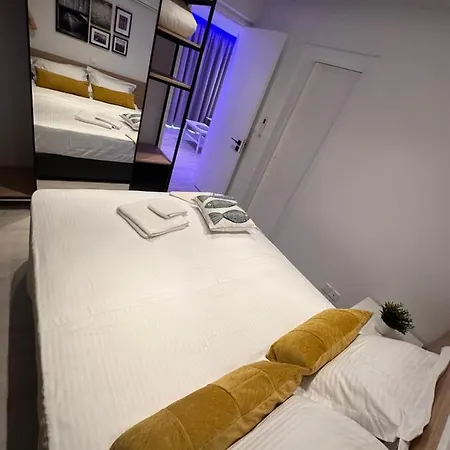 Felisia's Luxury * Engomi