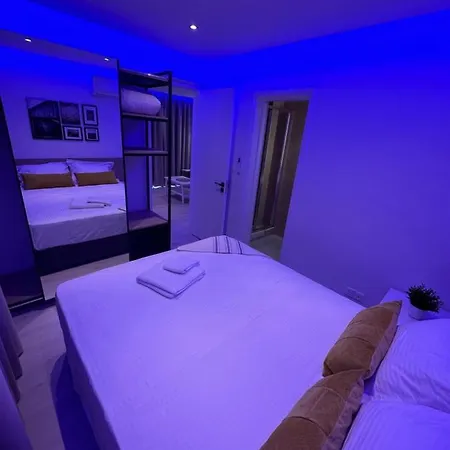 Felisia's Luxury * Engomi